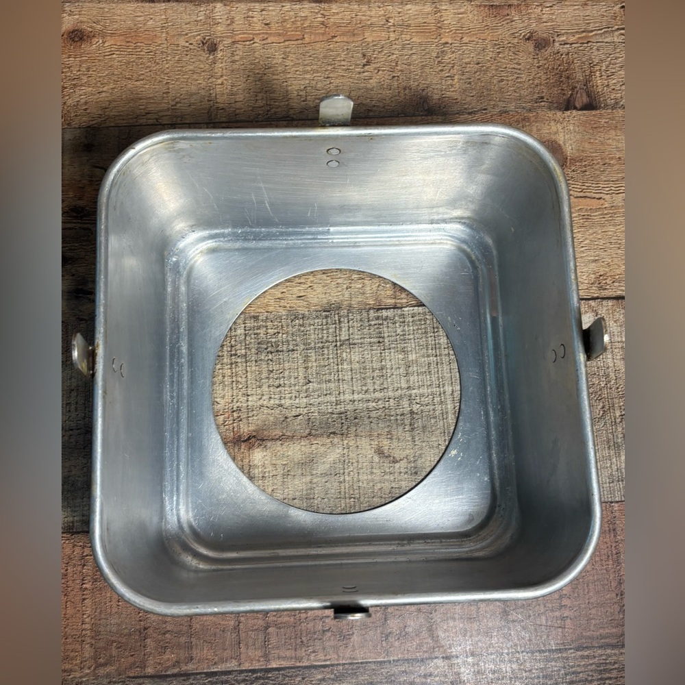 Vintage Mirro Square Aluminum 2 pc Angel Food Bunt Cake Pan 9" x 9" x 4" - Picture 4 of 8